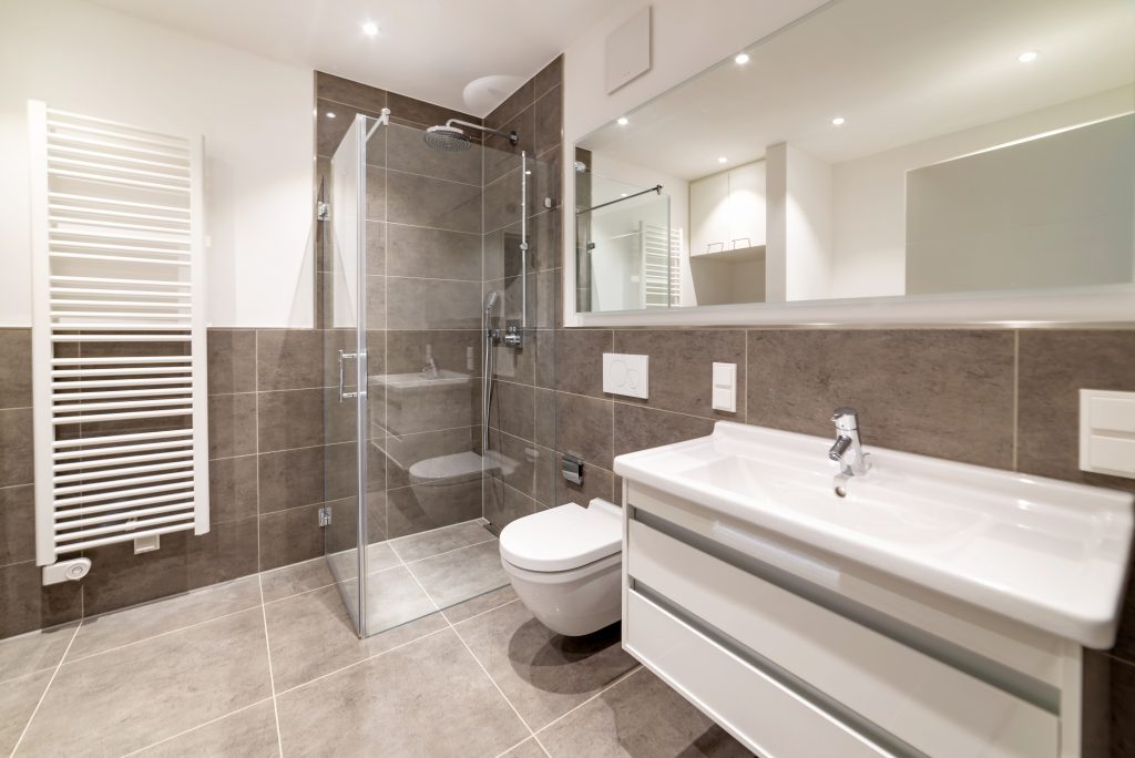 modernes Badezimmer