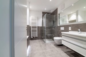 modernes Design mit hoher Qualität! von einem Sanierten Badezimmer mit Wanderverkleidung.