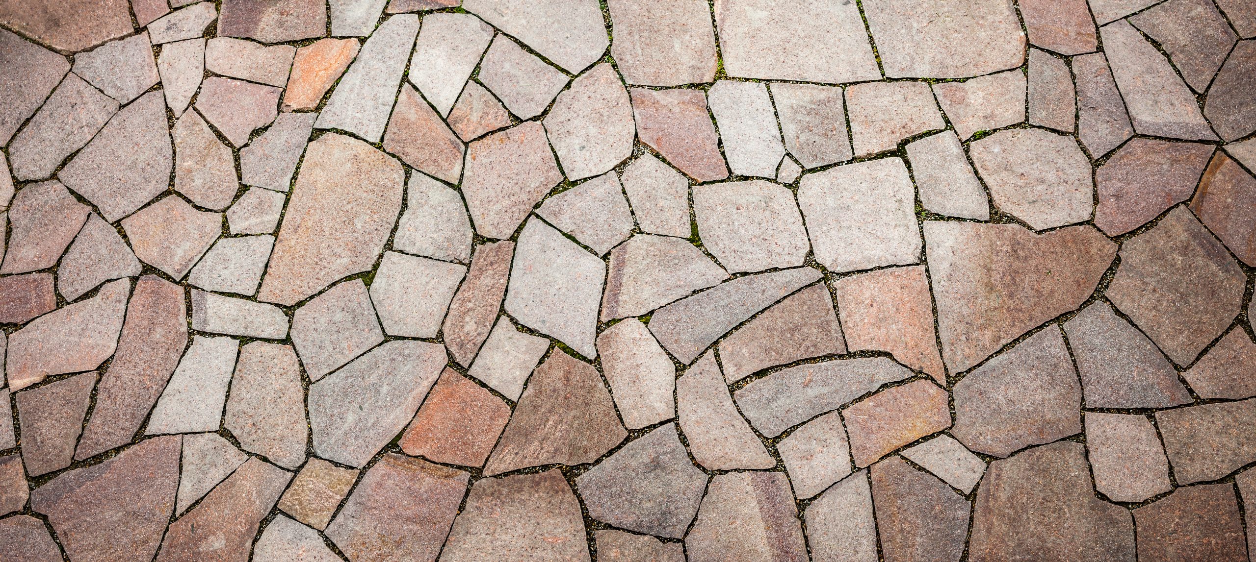 Naturstein Terasse für Gärten mit ästetischem und neuem Design.