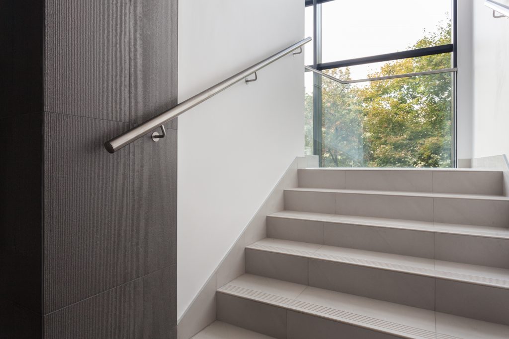 Geflieste Treppen und Wandfliesen mit hoher Qualität.
